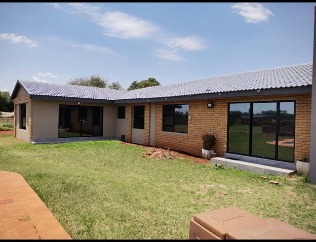 5 BEDROOM FREEHOLD FOR SALE IN BENONI ORCHARDS AH